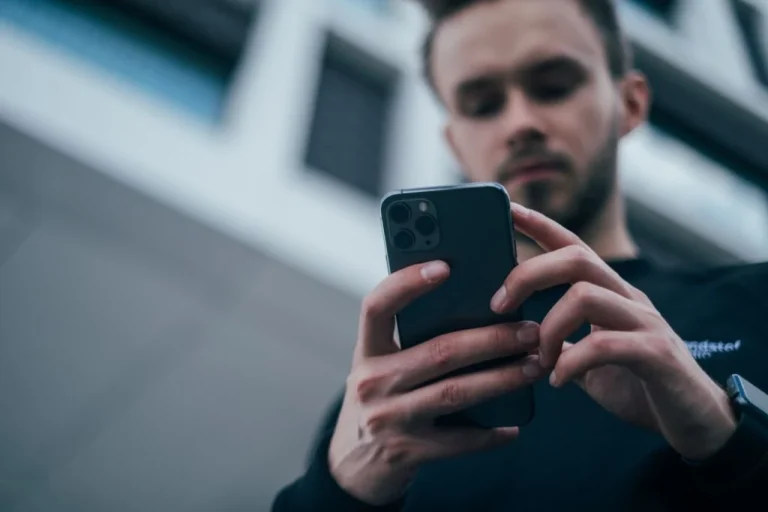 Ваш смартфон можуть відстежувати в торгових центрах: як цьому завадити