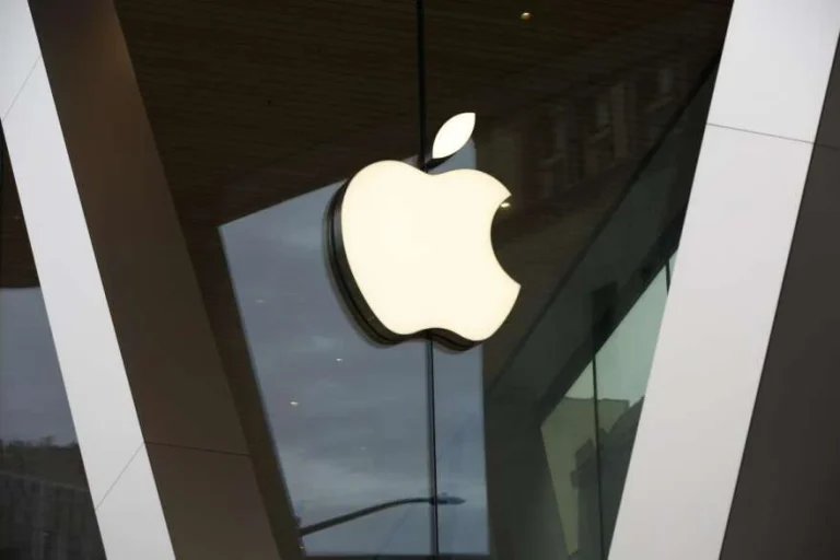 Apple першою серед емітентів S&P 500 досягла капіталізації $5 трлн