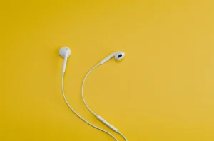 Молодь повернула моду на дротові навушники: чому AirPods уже не такі цікаві