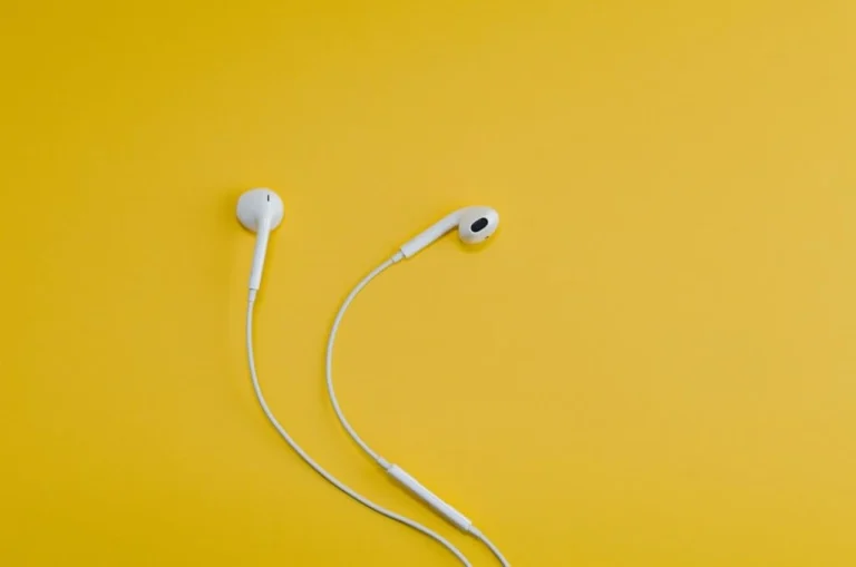 Молодь повернула моду на дротові навушники: чому AirPods уже не такі цікаві
