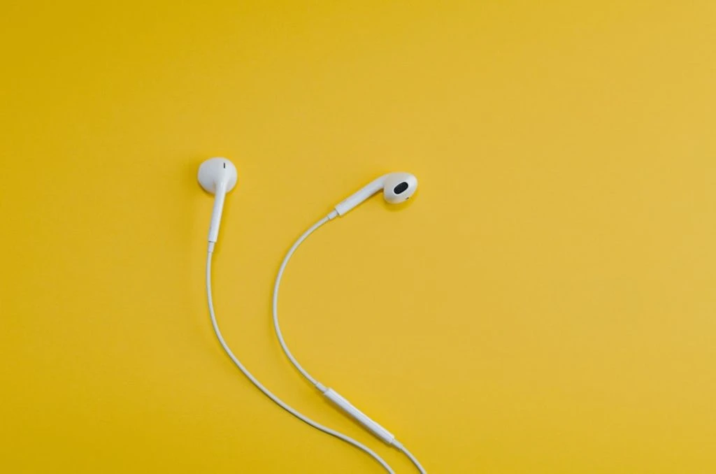 Молодь повернула моду на дротові навушники: чому AirPods уже не такі цікаві