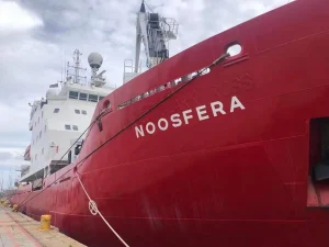 Український криголам «Ноосфера» перебуває на плановому обслуговуванні у Кейптауні (фото) 