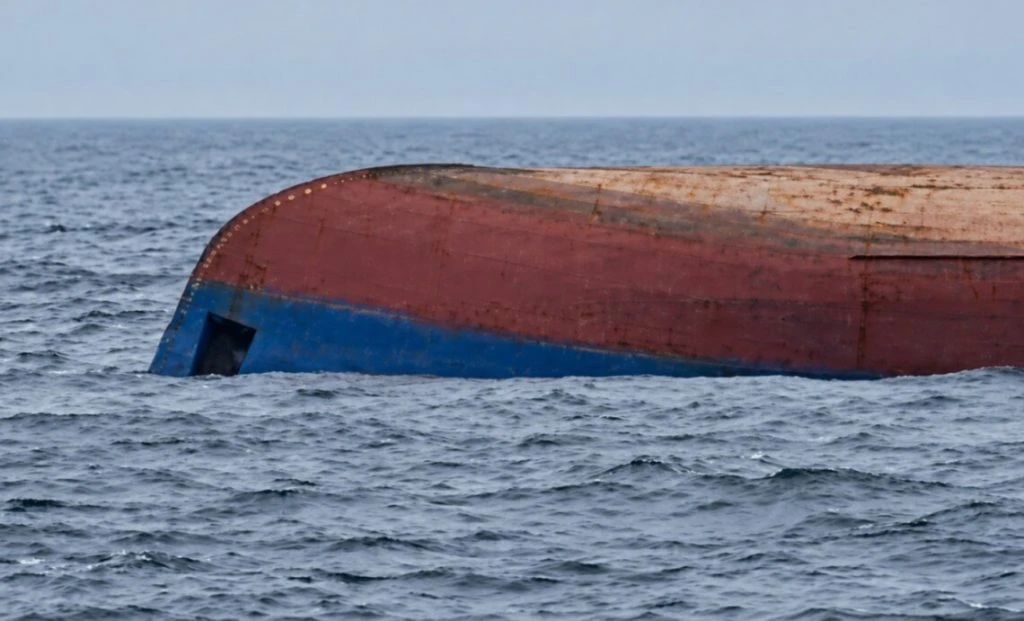 У Чорному морі призупинили пошуки трьох моряків із затонулого Khoryv